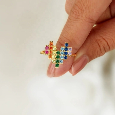 Nhẫn đính hôn bằng vàng 18K với thiết kế hình trái tim dễ thương và cầu vồng