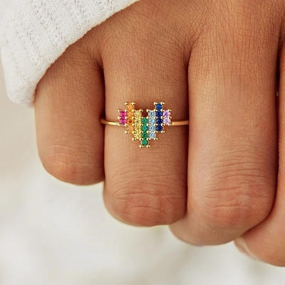 Nhẫn đính hôn bằng vàng 18K với thiết kế hình trái tim dễ thương và cầu vồng