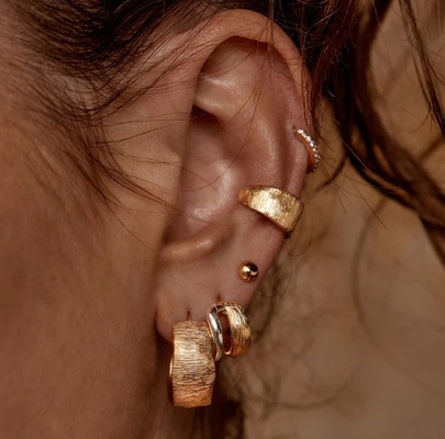 18K vàng và vàng trắng Shield Hoops bông tai cho phụ nữ