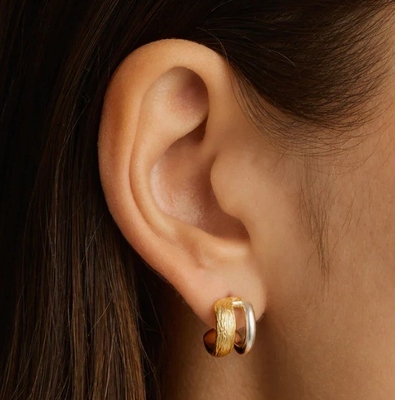 18K vàng và vàng trắng Shield Hoops bông tai cho phụ nữ