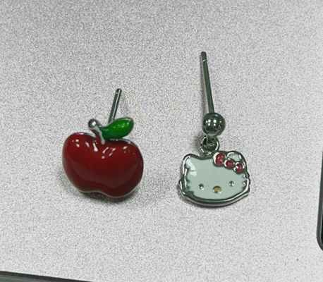 Bàn tai táo nhựa màu đỏ và xanh lá cây tuyệt vời cho bé gái trong 925 Sterling Silver