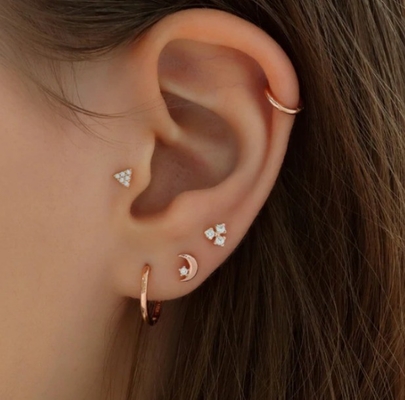 925 Sterling Silver Tiny CZ Moon Piercing Stud Bàn tai với chuông quay lại