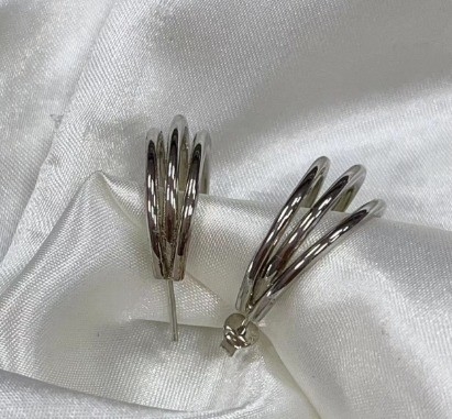 3 chiếc vòng tai bằng vàng 18K