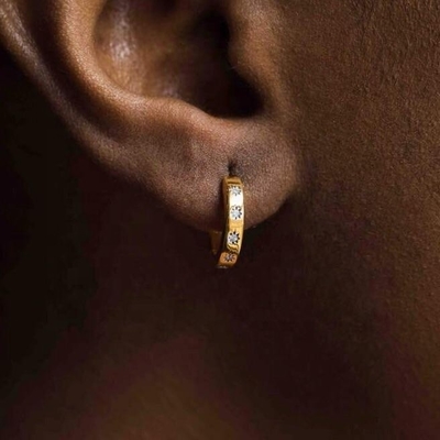 Chiếc bông tai phong cách 14K vàng Vermeil Star Set Kim cương ôm vòng tròn cho phong cách dễ dàng