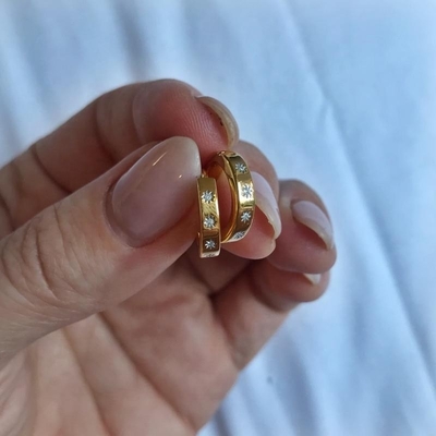 Chiếc bông tai phong cách 14K vàng Vermeil Star Set Kim cương ôm vòng tròn cho phong cách dễ dàng