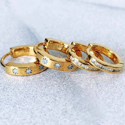 Chiếc bông tai phong cách 14K vàng Vermeil Star Set Kim cương ôm vòng tròn cho phong cách dễ dàng