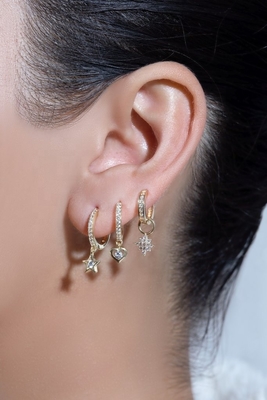 Mini Dangle Heart CZ Huggie Bắt vàng thêm một chút quyến rũ vào ngoại hình của bạn