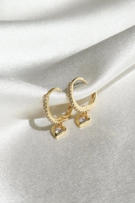 Mini Dangle Heart CZ Huggie Bắt vàng thêm một chút quyến rũ vào ngoại hình của bạn