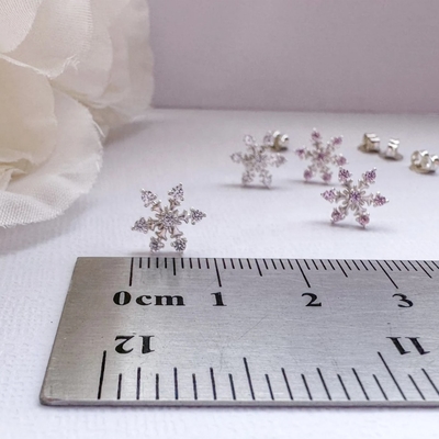 925 Sterling Silver Rhodium Plated CZ Snowflake Stud Bàn tai 2g