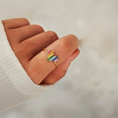 Nhẫn đính hôn bằng vàng 18K với thiết kế hình trái tim dễ thương và cầu vồng