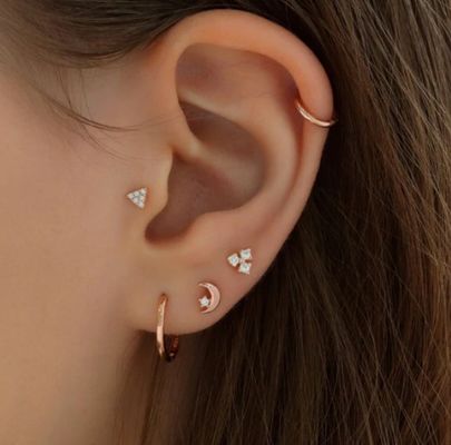 925 Sterling Silver Tiny CZ Moon Piercing Stud Bàn tai với chuông quay lại