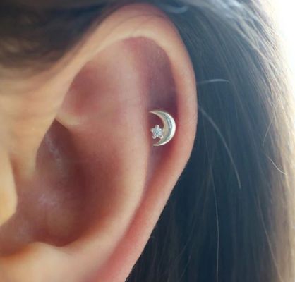 925 Sterling Silver Tiny CZ Moon Piercing Stud Bàn tai với chuông quay lại