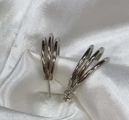 3 chiếc vòng tai bằng vàng 18K
