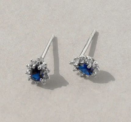 Đơn giản là 18K vàng mạ đinh hoa saphir và trắng hình khối vòng tai Zircon cho đính hôn