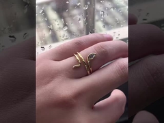 Được làm từ bạc tinh khiết 925, thiết kế này mang lại độ sáng đặc biệt và màu sắc thân thiện với da.