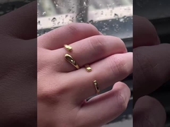 Được hoàn thiện thủ công bằng bạc sterling 925 chính hãng, phụ kiện này kết hợp phong cách tinh tế với độ bền.